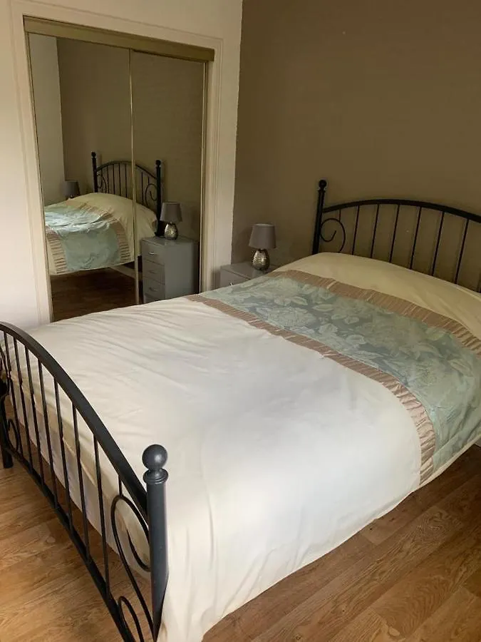 2 Bedroom Central Apartment Edinburgh 0*,
